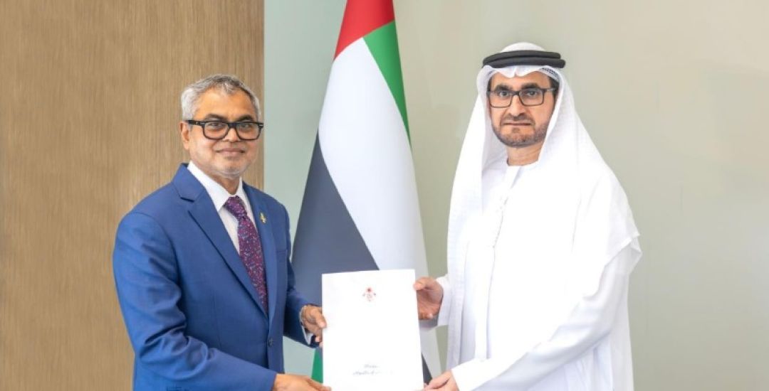 Ambassador Presents Copies of Credentials
